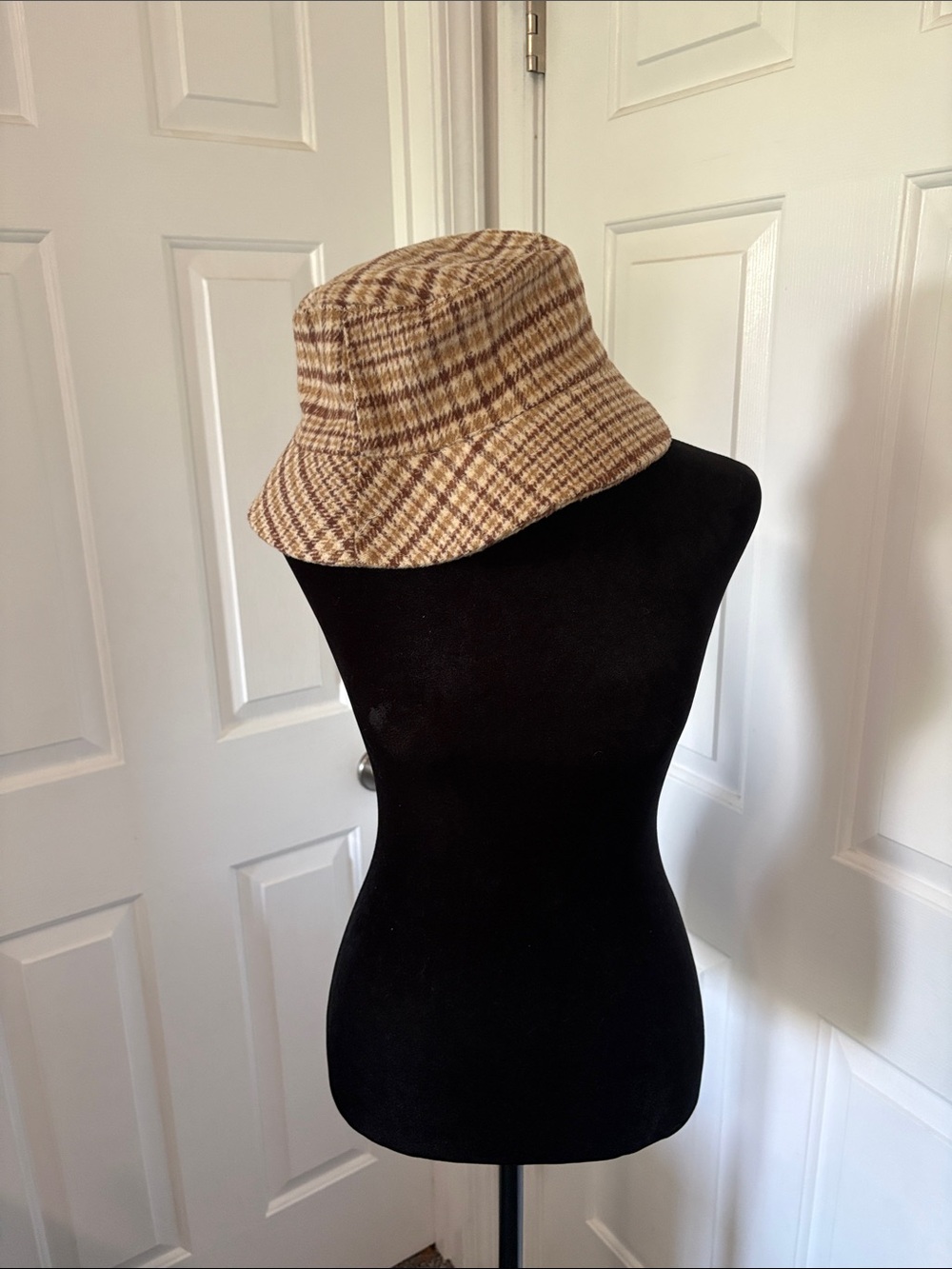 David and Young Plaid Bucket Hat in Tan and Cream